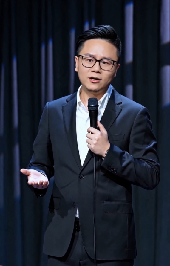 周杰在台上演讲的照片